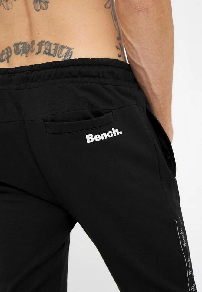 Bench. Jogginghose »Lozell« Stickerei, weiches Innenfinish Schwarz, Khaki 4 Bench. Jogginghose »Lozell« Stickerei, weiches Innenfinish Schwarz, Khaki – Bild 4