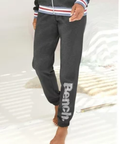 Bench. Sweatpants mit Logodruck in Metalloptik