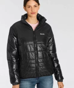 Bench. Steppjacke mit integrierter Kapuze im Kragen