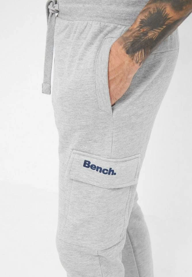 Bench. Jogginghose »Fargo« Stickerei, weiches Innenfinish Grey marl, Schwarz 4 Bench. Jogginghose »Fargo« Stickerei, weiches Innenfinish Grey marl, Schwarz – Bild 4