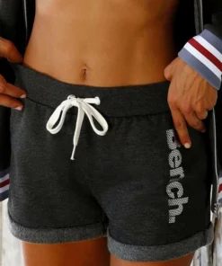 Bench. Shorts mit Tapestreifen und Logodruck in Metalloptik