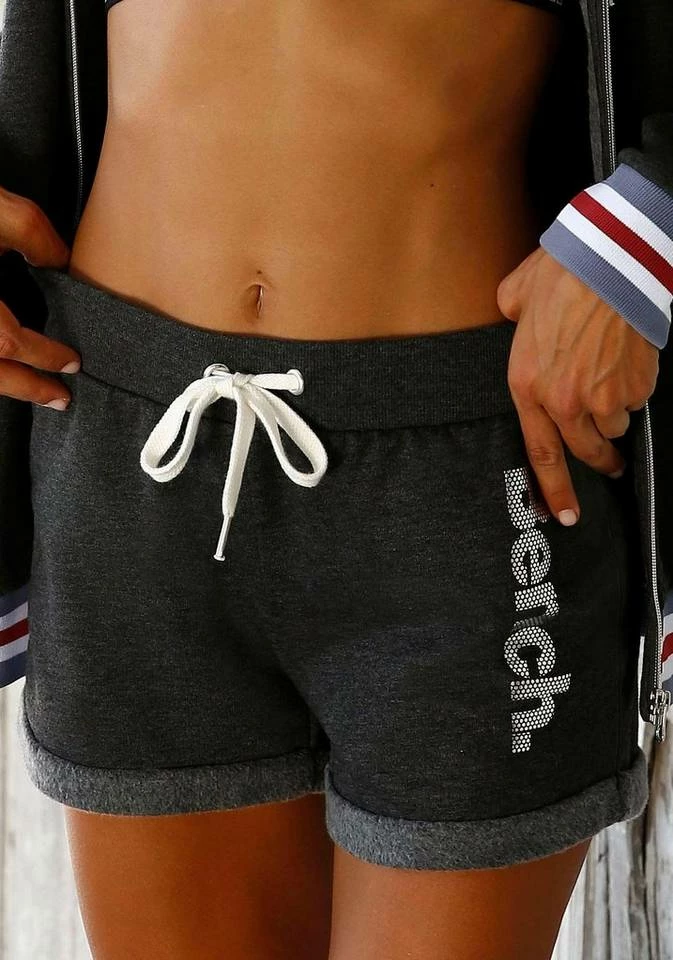 Bench. Shorts mit Tapestreifen und Logodruck in Metalloptik 1 Bench. Shorts mit Tapestreifen und Logodruck in Metalloptik