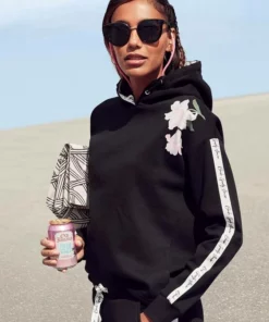 Bench. Hoodie mit bedrucktem Tape und Blumenprint Wei&szlig;, Schwarz, Rauchrosa -Bench Verkaufsgeschäft 3fa7f82a c8ae 53f7 9187 d5bb74636033