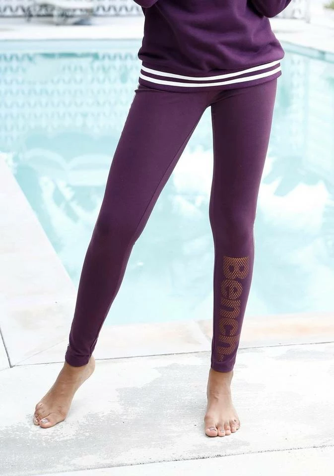Bench. Leggings mit Logodruck in Metalloptik Schwarz, Aubergine 1 Bench. Leggings mit Logodruck in Metalloptik Schwarz, Aubergine