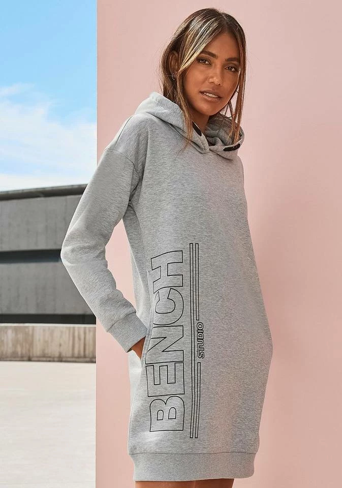 Bench. Sweatkleid mit senkrechtem Logodruck Schwarz, Grau, Altrosa 10 Bench. Sweatkleid mit senkrechtem Logodruck Schwarz, Grau, Altrosa – Bild 10