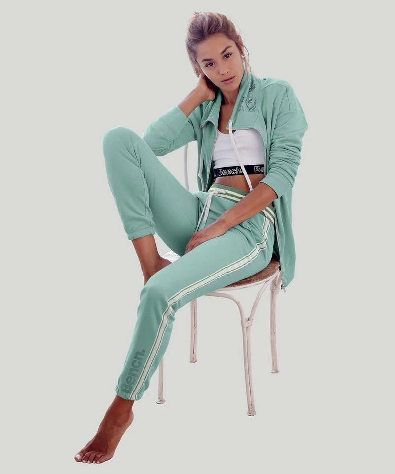 Bench. Relaxhose mit gestreiftem Bund und Glanzprint Grau-meliert, Mint, Apricot 8 Bench. Relaxhose mit gestreiftem Bund und Glanzprint Grau-meliert, Mint, Apricot – Bild 8