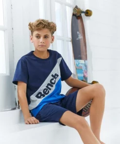 Bench. Shorty mit Colourblock und Logo Schriftzug -Bench Verkaufsgeschäft 77a99be8 9fd3 538b aee0 f35019aee011