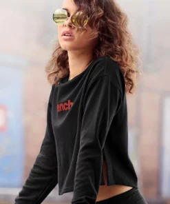 Bench. Sweater kurz geschnitten mit seitlichen Schlitzen Blau, Rot, Schwarz, Ecru -Bench Verkaufsgeschäft 89af26c6 d74f 59fe 8a0a 2ae7212d7d01