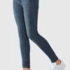 Bench. Stretch-Jeans mit dezenten Abriebeffekten in Super Skinny