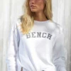 Bench. Sweatshirt in Cropped-Form mit Logostickerei