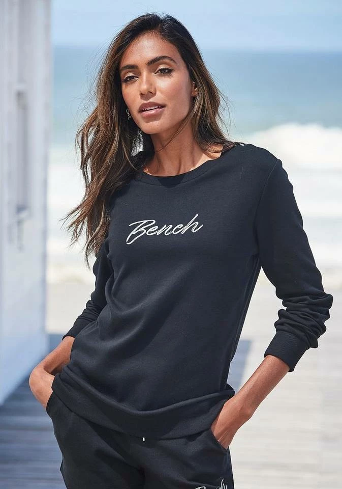 Bench. Sweatshirt mit glänzender Logostickerei Ecru, Hellgrau-meliert, Schwarz 9 Bench. Sweatshirt mit glänzender Logostickerei Ecru, Hellgrau-meliert, Schwarz – Bild 9
