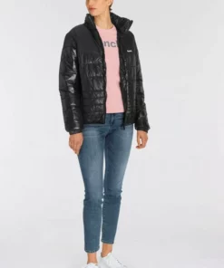 Bench. Steppjacke mit integrierter Kapuze im Kragen -Bench Verkaufsgeschäft d6d3e9de 32d6 55ac abbc d24e0aee6af4