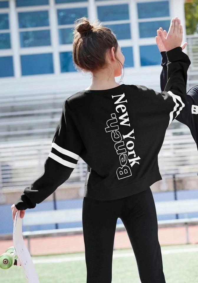 Bench. Fledermausshirt mit großem Print und Fledermausärmeln 5 Bench. Fledermausshirt mit großem Print und Fledermausärmeln – Bild 5