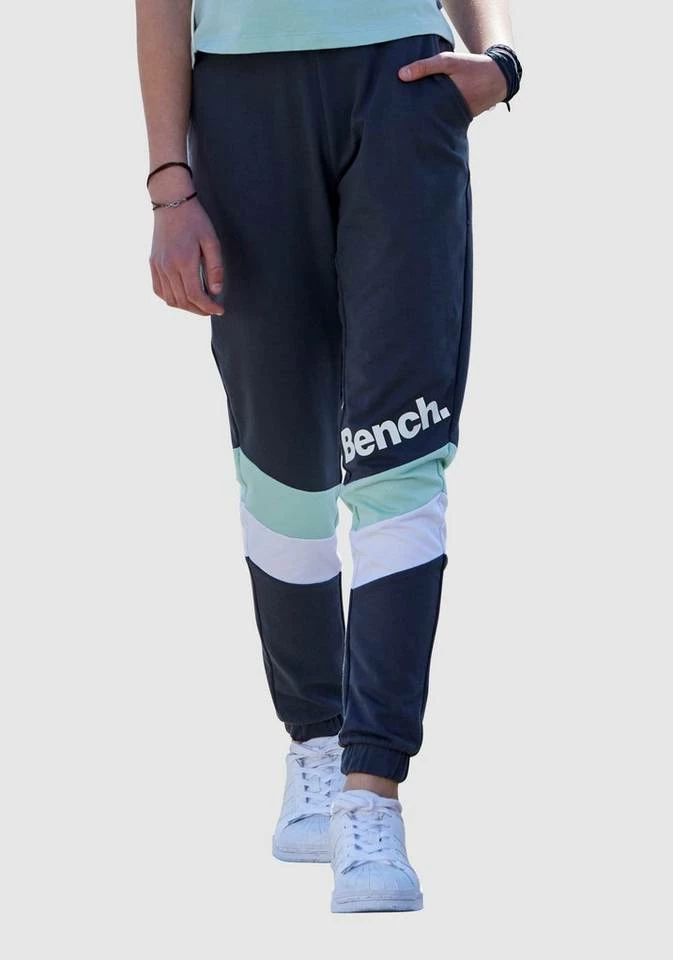 Bench. Sweathose mit farblichen Einsätzen 1 Bench. Sweathose mit farblichen Einsätzen