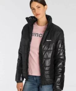 Bench. Steppjacke mit integrierter Kapuze im Kragen -Bench Verkaufsgeschäft eb96272c ed41 522c ad18 19f689e915d3
